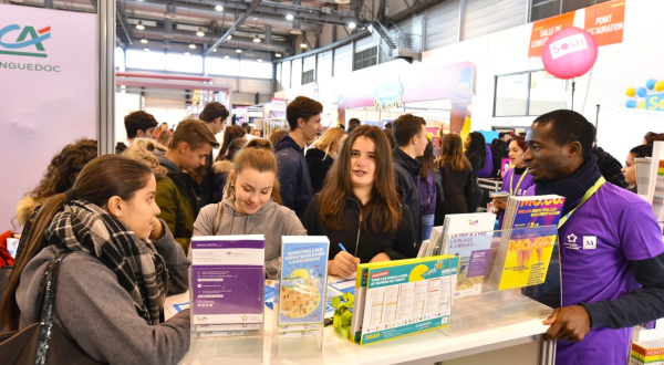 Groupe de jeunes filles au salon de l'enseignement supérieur