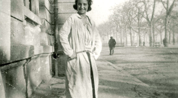 Germaine Richier, étudiante devant le musée Fabre, qui accueillait l'École des beaux-arts jusqu'à la fin des années 40