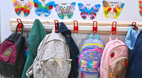 cartables enfants dans un couloir