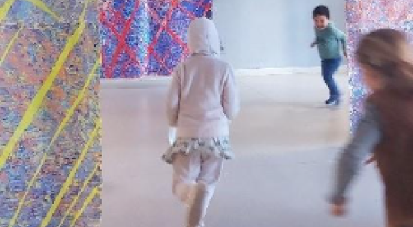 enfants qui courent dans un musée 