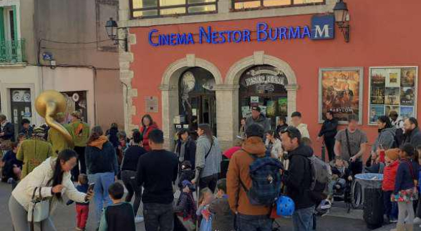 parents et enfants sur la place Renaudel à Celleneuve