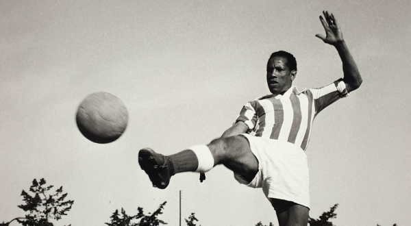 Image d'archive de Ben Barek sur un terrain de football