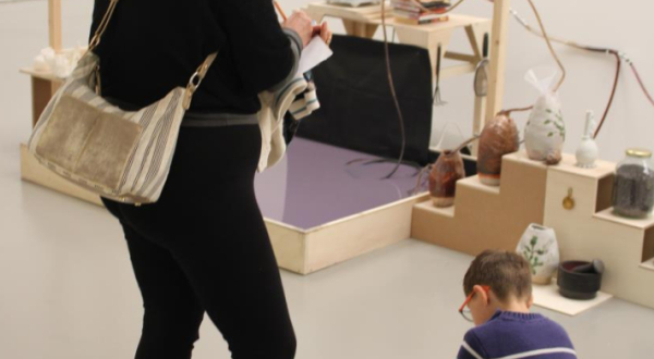 enfant et mère dans l'exposition du MO.CO