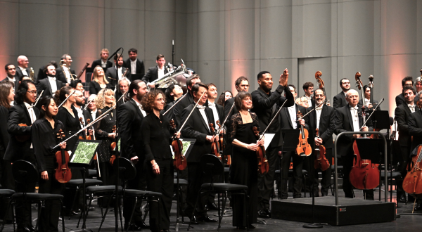 photo des musiciens de l'orchestre de montpellier saluant le public