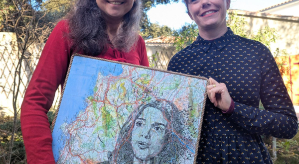 Les artistes Bénédicte Brunet et Blandine Gendre tenant le portrait de Gisèle Halimi dans le cadre du programme de la Journée internationale des droits des femmes à Castries