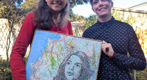 Les artistes Bénédicte Brunet et Blandine Gendre tenant le portrait de Gisèle Halimi dans le cadre du programme de la Journée internationale des droits des femmes à Castries