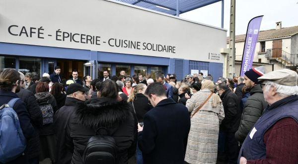 Beaucoup de monde devant les locaux