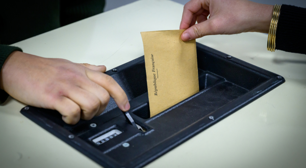 Un électeur en train de voter