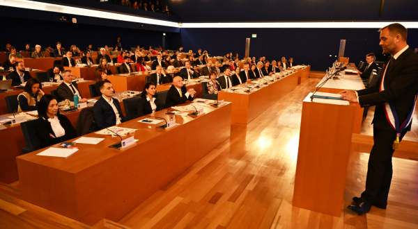Discours du maire au pupitre