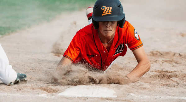 un joueur de baseball sur le terrain 