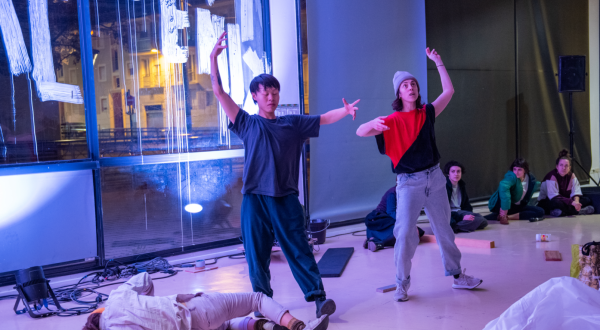 Jeunes danseurs suivant une formation dans un studio de danse