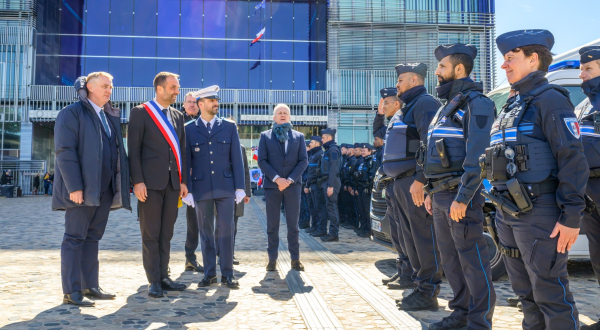 Michaël Delafosse passe en revue les effectifs de sécurité