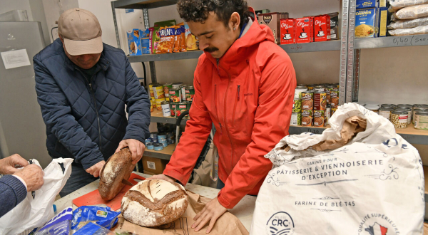 Livraison de pain dans une épicerie solidaire