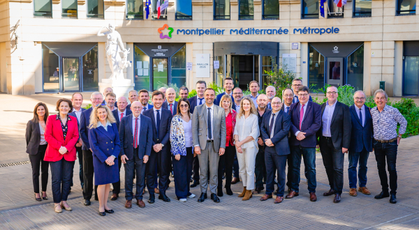 Michaël Delafosse, président de la Métropole, entouré des maires des 30 autres communes