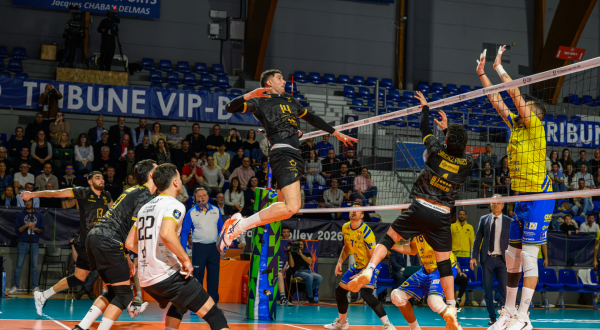 volley-ball joueurs ballon filet public