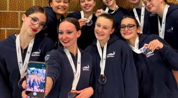 Les juniors sur la plus haut emarche du podium aux championnats de France N1 de natation artistique 