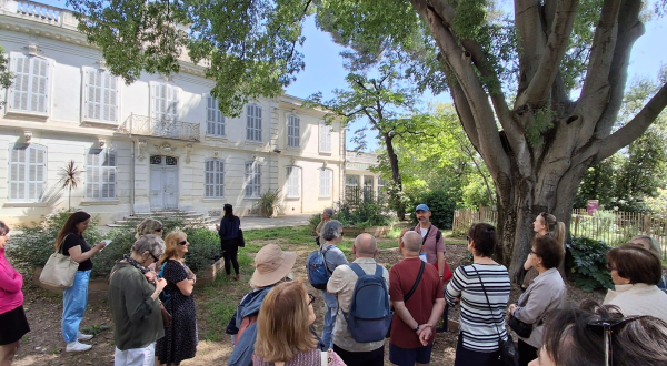 Groupes de visiteurs sous un grand arbre devant la Maison pour tous Frédéric Chopin