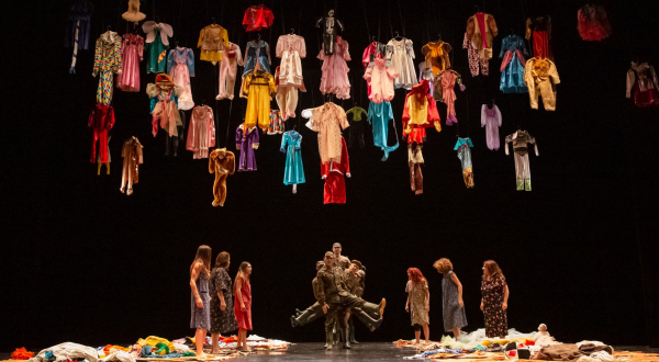 Image du spectacle Extra Moenia, avec son vestiaire d'habits suspendus au dessus de la scène