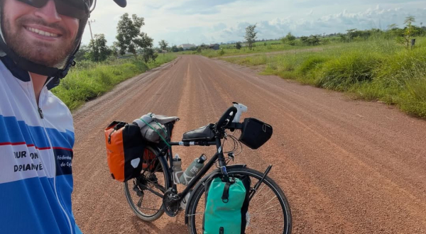 Djivann et son vélo sur une route cambodgienne 