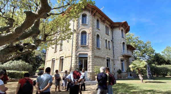 Photo extérieure de la Villa des Chardons et du parc
