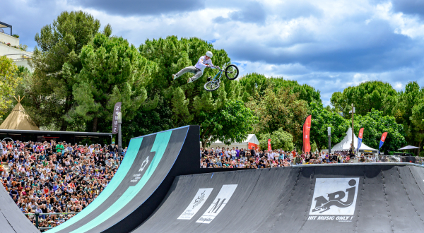 BMX freestyle sur les berges du Lez