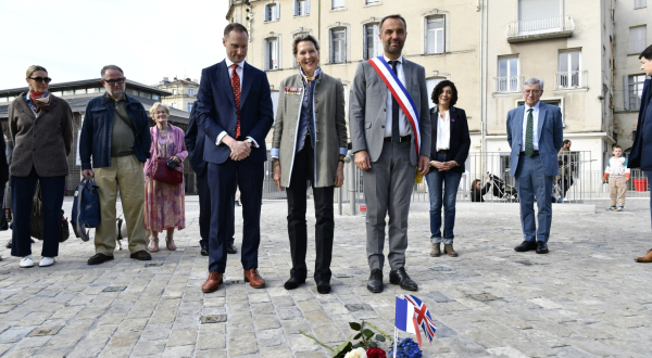 Recueillement devant le pavé de mémoire