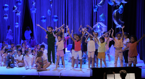 les enfants sur scène 