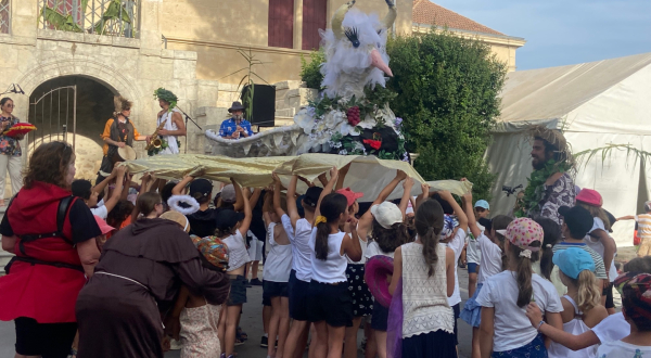 Les enfants portent le Colombioù le jour de ses 1 an
