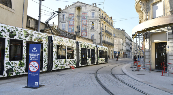 les abords des rails avec un panneau d'interdiction de circuler 