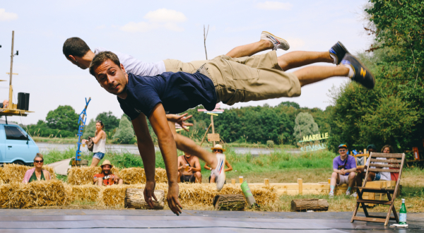 Les acrobates de la Cie Sans Blague