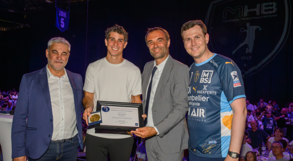 De gauche à droite, Hervé  Martin, Vice-président délégué au Rayonnement sportif et à la Promotion du sport pour toutes et tous, Diego Simonet, Michaël Delafosse et Julien Deljary, président du MHB