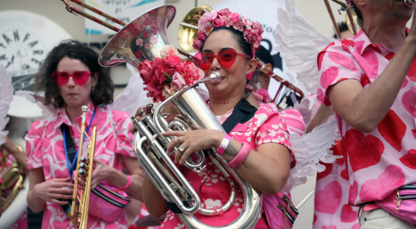 une fanfare en train de jouer 