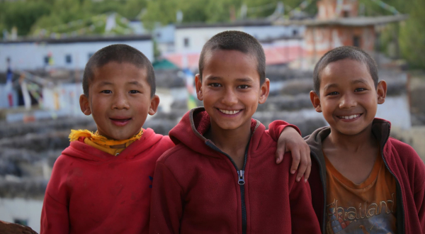 Image d'enfants au Népal pour le festival What a Trip