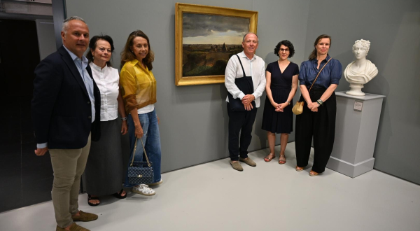 Elus et fondation Typhaine devant le tableau