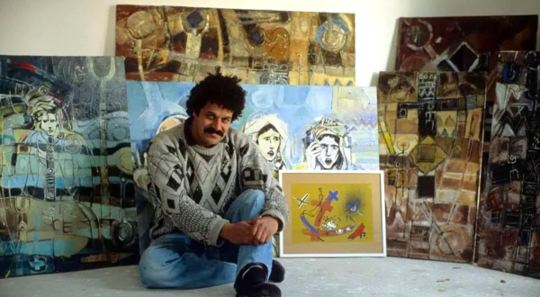 Photo de Tayeb Arab au milieu de ses oeuvres