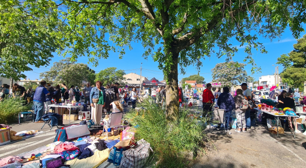 Le vide grenier sur la place Jean Baumel