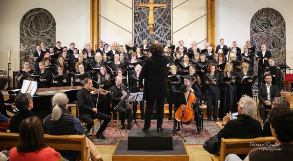 Vue du choeur chantant dans une église