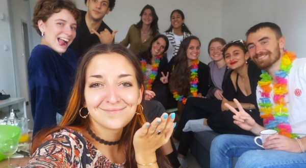 Groupe de jeunes filles et garçons du dispositif KAPS posant pour la photo