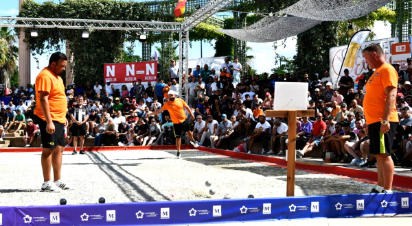 Joueurs de pétanque en tshirt orange sur terrain