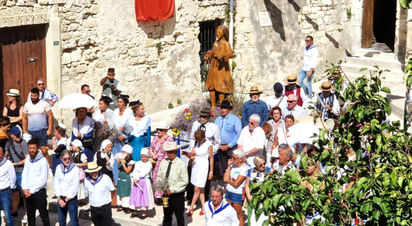 Procession à Saint Géniès des Mourgues