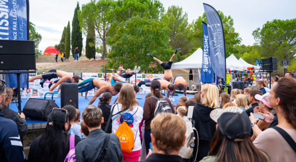 spectateurs devant demonstration de gym