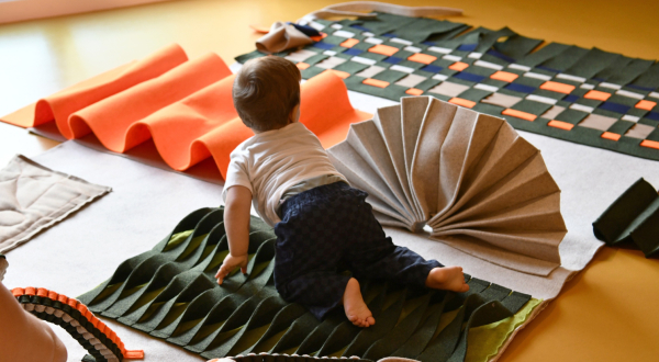 enfant installation textile immersive