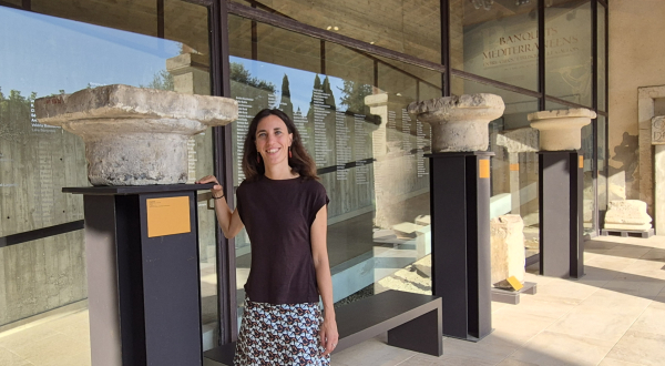 Diane Dusseaux devant l'entrée du musée 