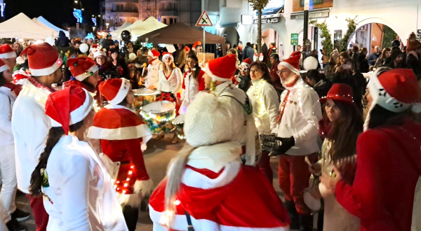 Photo de fanfare de pères noëls à Jacou
