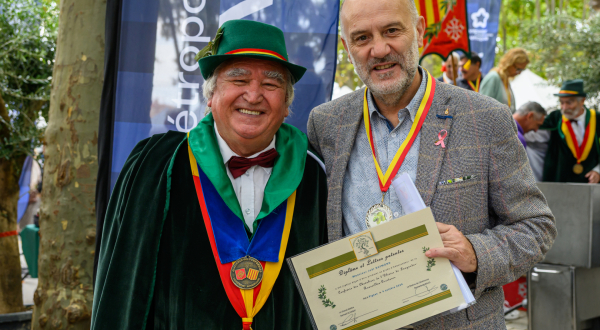 Joël Raymond intronisé Chevalier de l’Olivier par le grand maître de la Confrérie des Chevaliers de l’Olivier du Languedoc-Roussillon Occitanie lors de la fête de l’olive à Pignan, le 4 octobre